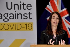 新西蘭總理傑辛達‧阿德恩宣佈帶領內閣未來6個月減薪2成。（圖源：AFP）