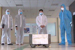 NaRoVid1機器人在河內中央熱帶醫院第二分院隔離區試行運作。（圖源：V.L）