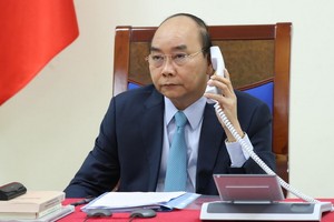 政府總理阮春福昨(15)日下午在政府辦事處與瑞典首相斯特凡‧勒文通電話。（圖源：越通社）