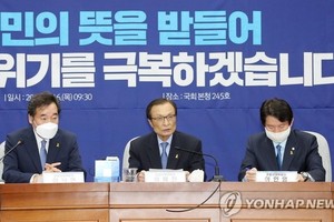 在國會，共同民主黨黨首、常任選舉對策委員會委員長李海瓚(中)進行發言。（圖源：韓聯社）