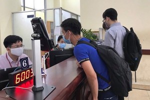 本市司法廳公職員在疫情期間為民眾辦理所需手續。（圖源：潘英）