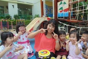 本市某幼兒園教師與少兒開心上課。（圖源：互聯網）