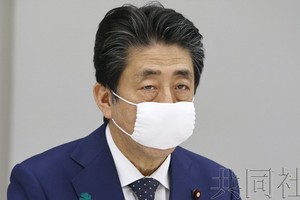日本首相安倍晉三16日將應對新冠疫情蔓延的緊急事態宣言的對象地區擴大至所有都道府縣。（圖源：共同社）