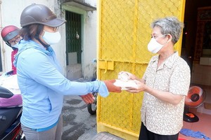 舊邑郡第五坊婦女會主席陳瑞竹山（左）上門給阮氏六大娘送飯菜。