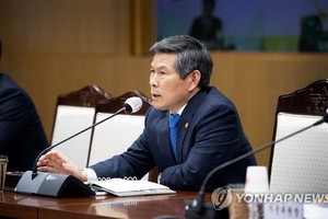 4月17日，在首爾龍山區的國防部大樓，防長鄭景鬥主持召開國防改革2.0與智能國防創新檢查會議。 （圖源：韓聯社）