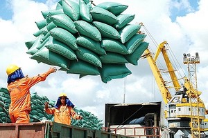 搬運大米準備出口。（圖源：工商部）