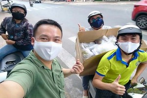 “愛心之家”慈善組送慈善餐給貧困者。