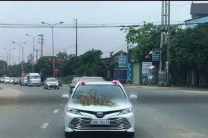 黎英雄副院長在疫情期間照常為其子新婚組織規模迎親車隊的畫面曝光，引發輿論不滿。（圖源：視頻截圖）