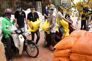 多人送來大米，給“自動提米機”接力。