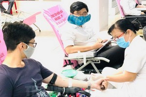 昨日上午，近300名幹部、公務員與職工已參加捐血。（圖源：市黨部新聞網）