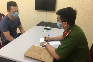 警方向嫌犯阮昇龍錄取口供。（圖源：陲玲）