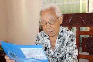 守德郡鈴炤坊黨員黎氏雯全數捐出在榮獲70年黨齡紀念章時獲贈的1500萬元。