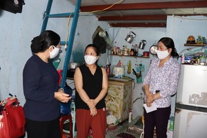 市委副書記武氏蓉（左）親往探望新平郡第十五坊的工人房客。（圖源：蔡芳）