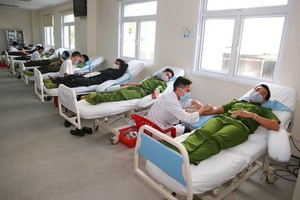 承天-順化省公安廳幹部和戰士們參加志願捐血活動。（圖源：T.H）