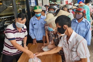 食得福海鮮酒樓向貧困者派發慈善餐。