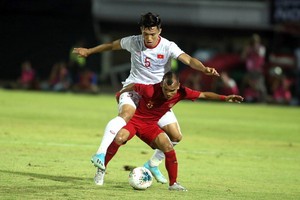 越南隊文厚（白衣）在客場以3比1取勝印尼隊的瞬間。（圖源：互聯網）