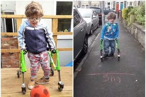 米爾斯吃力地以助行器完成挑戰。（圖源：互聯網）