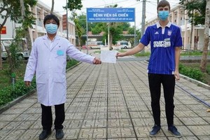 古芝野戰醫院最後病例出院時與該醫院的一名醫生合影。（圖源：黃黎）