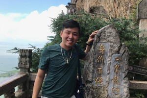 作者攝於“一登龍門，身價百倍”石碑。