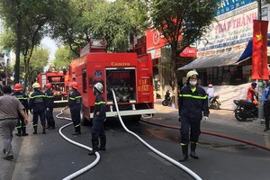 消防隊接報後趕抵現場，迅速展開滅火和營救行動。（圖源：HT）