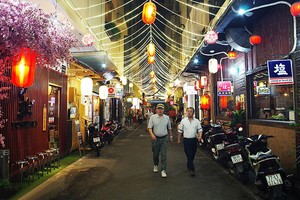 蔡文朧街8A號巷入夜後變成一個“日本街”。