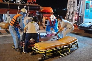 菲律賓籍船員獲送至頭頓市一所醫院救治。（圖源：Vietnam MRCC）