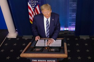 美國總統特朗普當地時間22日在白宮簽署行政令，除部分豁免情況外，美國將暫停移民入境60天。（圖源：路透社）