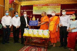 政府副總理張和平向高棉族同胞贈送２噸大米。（圖源：孟雄）