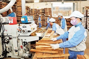 勞工生產木製品出口。