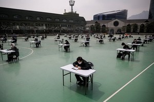 圖為考生在答題中。（圖源：互聯網）