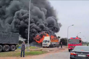 卡車失火燃燒現場。（圖源：張光南）