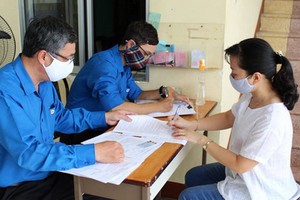 第八郡信貸幹部向受疫情影響的會員放貸。