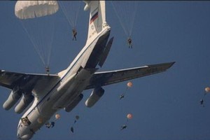 俄羅斯國防部副部長耶夫古洛夫26日宣佈，俄空降兵部隊完成世界上首次北極萬米高空跳傘。（圖源：互聯網）