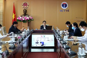 政府副總理武德膽（中）主持新冠肺炎疫情防控國家指委會會議。（圖源：VGP）