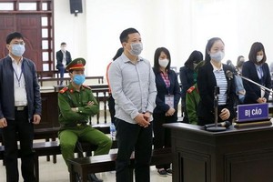 庭審現場，前排左一為被告人何文琛。（圖源：秋莊）