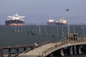 數艘油輪停泊在美國舊金山灣。（圖源：互聯網）