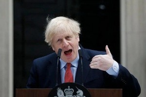 4月27日，英國首相鮑里·斯約翰遜在唐寧街10號發表致辭，這是他從新冠肺炎康復後重返工作崗位的第一天。（圖源：AP）