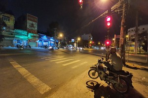 家住本市的“摩的”司機目前主要是靠送貨謀生。