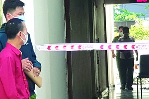 市公安廳再次對裴光信博士在新西貢公寓墜樓身亡的現場進行檢查。（圖源：TTO）