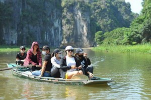 遊客乘小船遊覽觀光寧平省長安生態旅遊區美景。（圖源：互聯網）