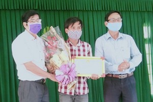 拾金不昧的盧玉維（中）獲表彰。