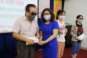 胡氏夢秋副主任向視障人士贈送現金。