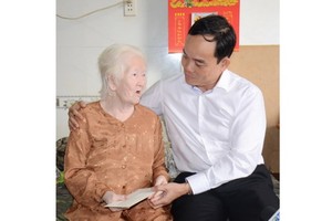 市領導探望胡志明戰役典範個人