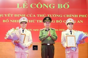 公安部長蘇霖大將（中）分別向黎國雄少將（右）和黎晉到少將（左）頒授人事委任《決定》並送鮮花祝賀。（圖源：人民公安報）