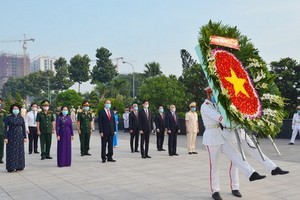 本市各位領導晉謁為國犧牲的越南英雄母親、英雄烈士。（圖源：越勇）