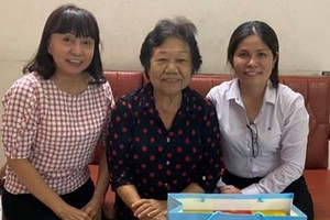 第五郡婦聯會探訪華人幹部李金梅。