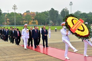 政府總理阮春福率領黨、國家領導晉謁胡志明主席陵。（圖源：VGP）