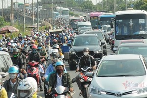 本市朝西區通道的平田橋路段有時候上千輛車堵在一起。（圖源：VNN）