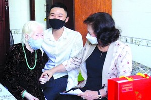 國會主席阮氏金銀問候越南英雄母親阮氏剛。（圖源：市黨部新聞網）