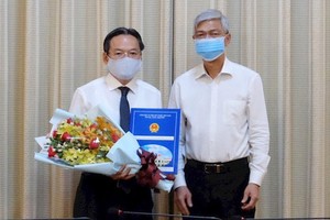 市人委會副主席武文歡（右）向潘長山同志頒發人事委任《決定》。（圖源：市黨部新聞網）